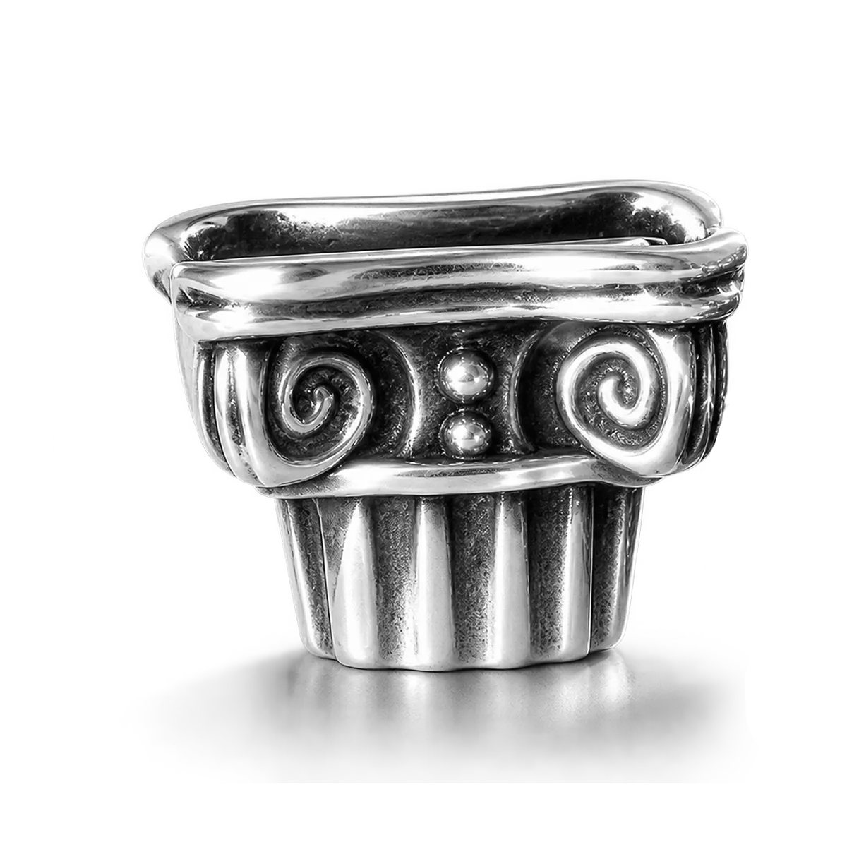 Capitello ionico, pendente e charm in argento.